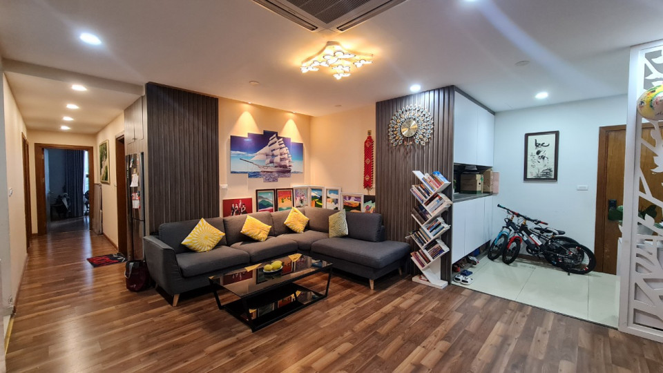 Gia đình cần cho thuê căn hộ Goldmark City 136 Hồ Tùng Mậu 115m 3PN 2WC full nội thất 18tr/tháng. LH: 0964370279