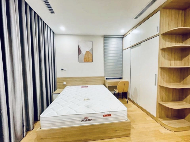 BÁN GẤP căn 2 ngủ RẺ NHẤT THỊ TRƯỜNG chung cư Indochina Cầu Giấy, full đồ Chỉ 4.5 tỷ, có lốt oto