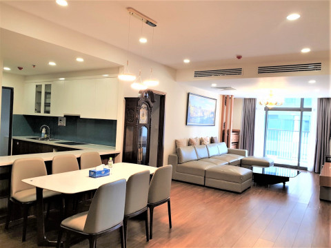 Cần bán gấp căn hộ Discovery Complex 302 Cầu Giấy, Tòa B, 3 phòng ngủ, 3 vệ sinh, Nội thất cơ bản giá chỉ có 8.x tỷ