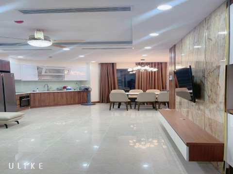 Em cần bán căn hộ Golden Park Tower, tầng cao, 3 phòng ngủ, 2 vệ sinh, Full nội thất giá chỉ có 5.8 tỉ