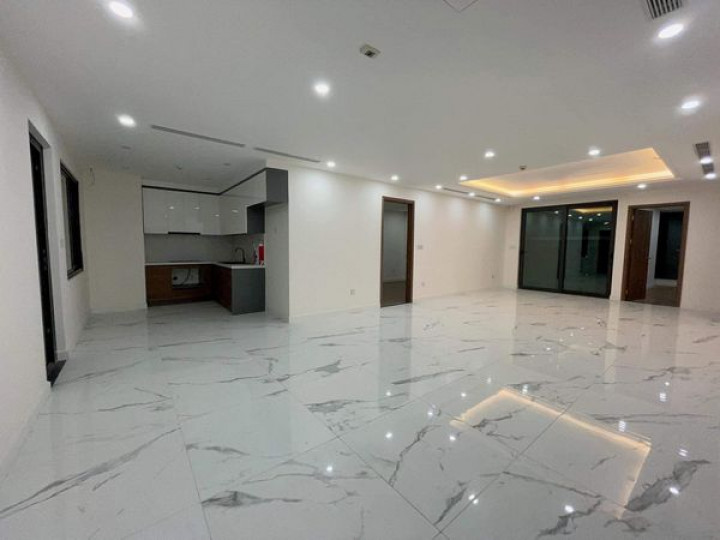 Cần cho thuê gấp căn hộ 4PN nội thất cơ bản ở chung cư Sunshine Center - 16 Phạm Hùng giá chỉ có 20.5tr/th