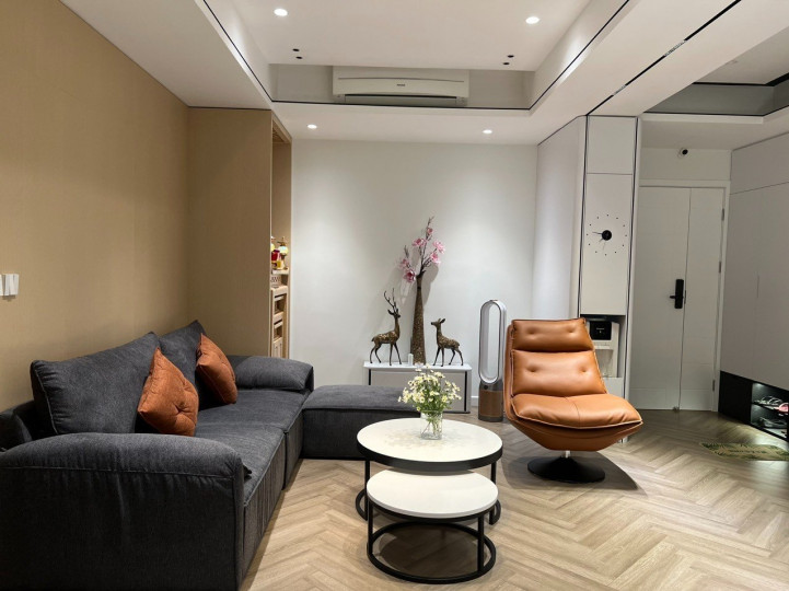 Chính chủ cần bán 3PN 148m2 - full nội thất cao cấp - chỉ 9.3 tỷ - Discovery Complex 302 Cầu Giấy