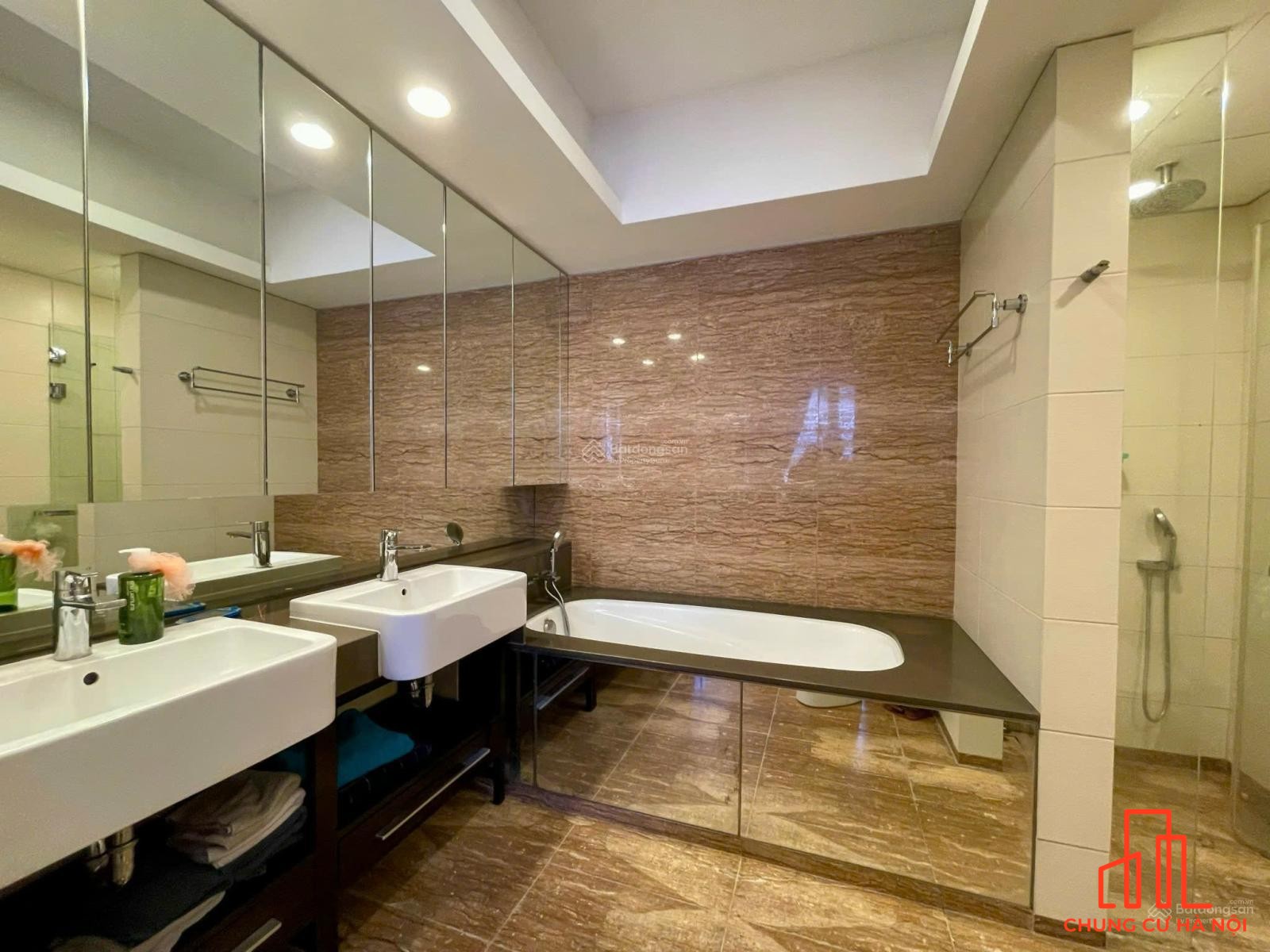 Bán gấp căn góc IPH Xuân Thủy, diện tích 193m2, 4 phòng ngủ giá 17.5 tỷ
