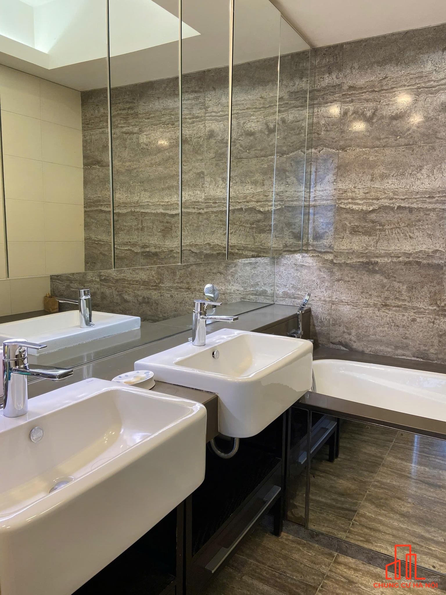 Bán căn 3PN - 2WC 145m2 tòa Indochina Plaza, Xuân Thủy, tầng trung thoáng mát, full nội thất.