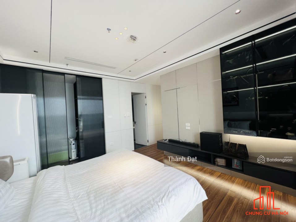 Bán gấp căn hộ 4PN DT: 210m2, Full nội thất, chung cư tại Discovery Complex Cầu Giấy, giá cực tốt