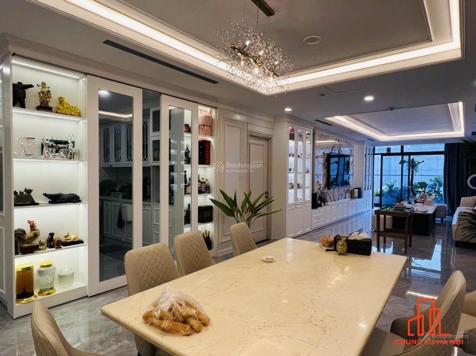 Bán căn hộ chung cư Cầu Giấy - tầng cao - tặng nội thất hơn 3 tỷ, giá = CĐT đang bán, 195m2-4pn 3vs
