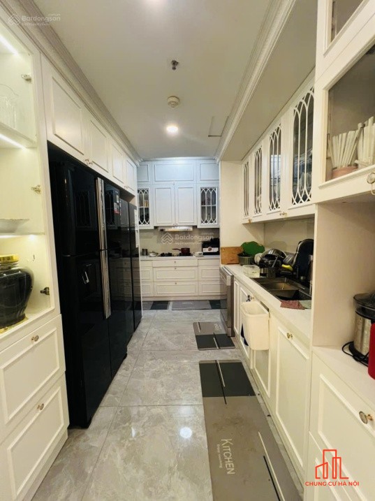 Bán căn hộ chung cư Cầu Giấy - tầng cao - tặng nội thất hơn 3 tỷ, giá = CĐT đang bán, 195m2-4pn 3vs