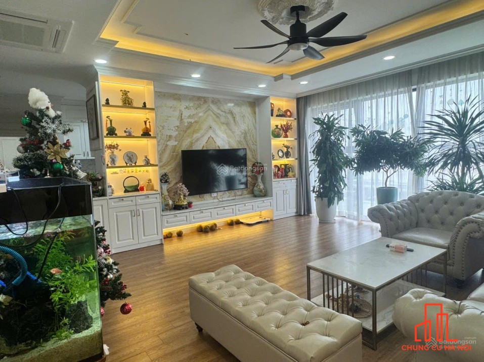 Tôi muốn bán gấp căn hộ 135m2 TK 3pn vị trí đẹp, tầng cao view thoáng giá công khai 9,5 tỷ bao phí