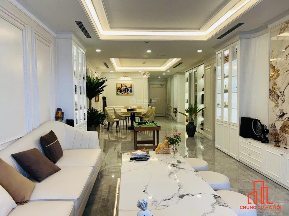 Bán căn hộ chung cư Cầu Giấy - tầng cao - tặng nội thất hơn 3 tỷ, giá = CĐT đang bán, 195m2-4pn 3vs